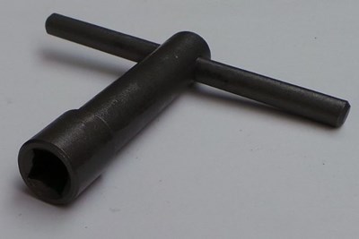 KLUCZ Z GNIAZDEM KWADRATOWYM  4414-82*71